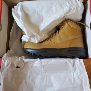Nike Manoa Youth Size 4.5 Women Size 6 New in Box